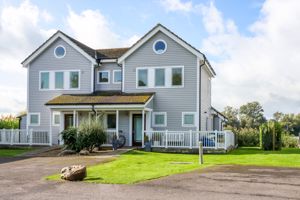 Front of lodge- click for photo gallery
